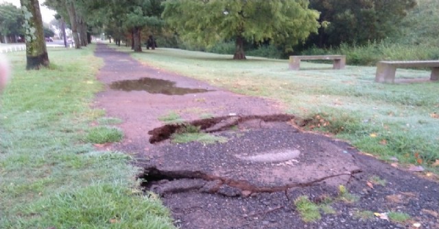 Se hundió un tramo del sendero de la Pista de la Salud